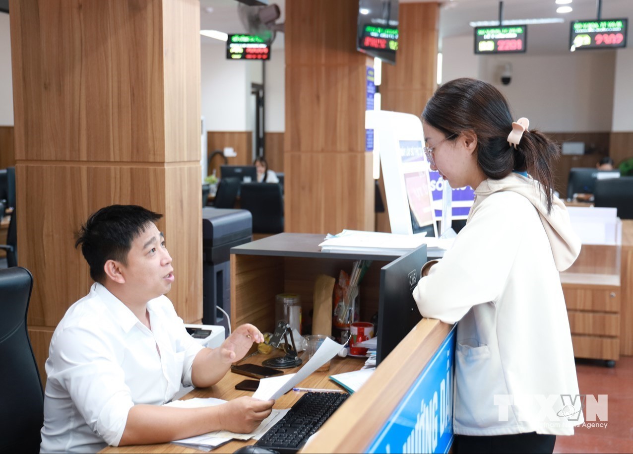 Chuyển đổi số giúp đơn giản hóa giải quyết thủ tục hành chính và tiết giảm thời gian cho người dân. (Ảnh: Xuân Triêu/TTXVN)